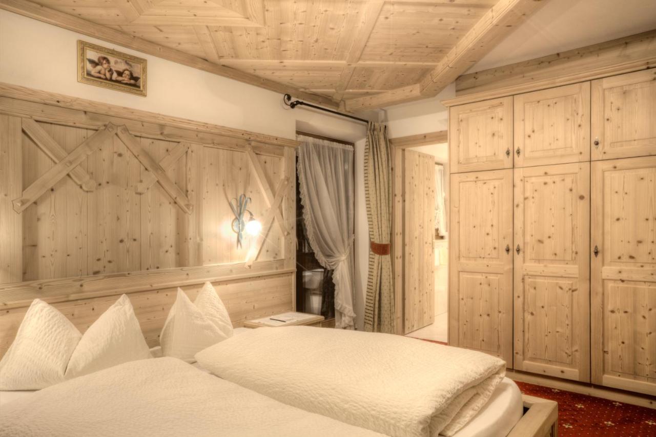 Hotel Ciasa Ai Pini ซานกัสซิอาโน ภายนอก รูปภาพ