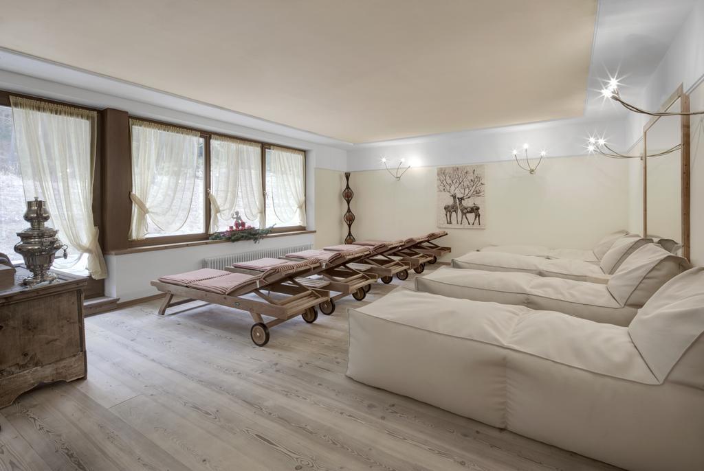 Hotel Ciasa Ai Pini ซานกัสซิอาโน ภายนอก รูปภาพ