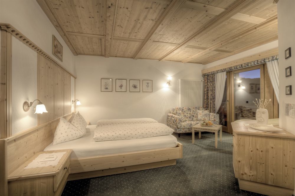 Hotel Ciasa Ai Pini ซานกัสซิอาโน ภายนอก รูปภาพ