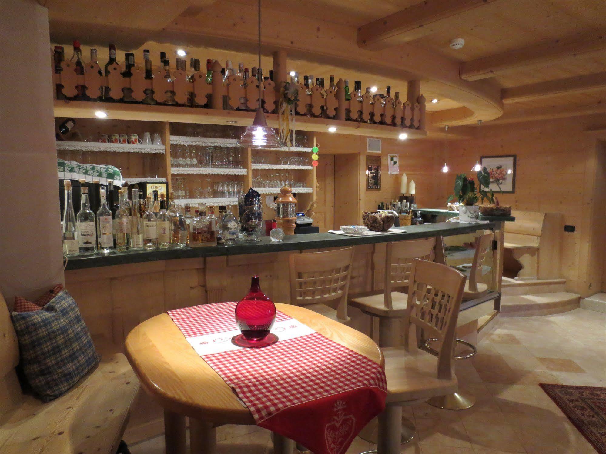 Hotel Ciasa Ai Pini ซานกัสซิอาโน ภายนอก รูปภาพ